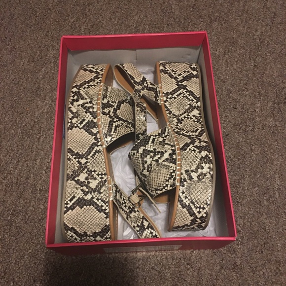 Snake print platform heels - Picture 3 of 3